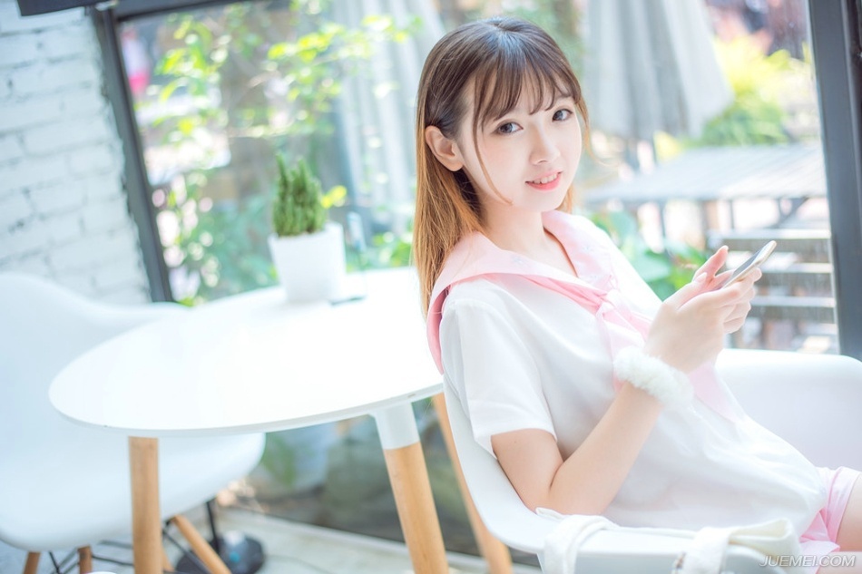 “主公有令，前益州牧刘璋，虽然在任期间，尸位素餐，滋生民怨，但念其乃汉室宗亲，削去其益州牧之职，保留其爵位，令到之日，随骠骑卫返回洛阳，出任尚书令一职，另，前益州守将张任忠肝义胆，忠勇有加，擢升为荡寇将军，领益州兵马，辅佐少主，保卫益州。”说完，雄阔海从一名骠骑卫手中接过一枚将印，扭头看向众人：“谁是张任，上前接印！”